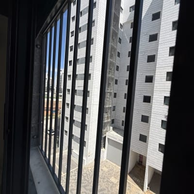 נוף של בניין מגורים מבעד לסורגים