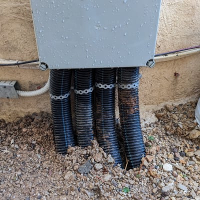 קופסת חיבורים חשמלית עם צינורות גמישים באדמה