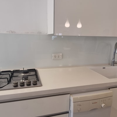 משטח זכוכית במטבח עם כיור וכיריים