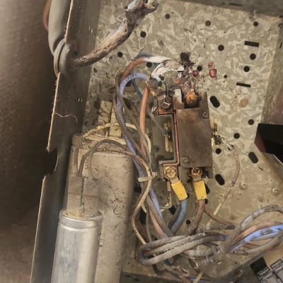 חוטים ומחברים חשמליים בתוך יחידת מיזוג אוויר