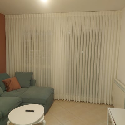 וילון לבן ארוך מכסה חלון גדול בסלון