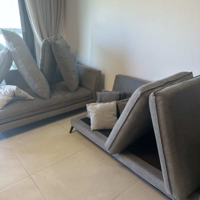 ספות עם כריות מונחות על הרצפה, הכנה לניקוי