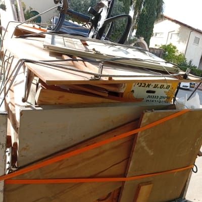 חפצים שונים קשורים על עגלה ברחוב