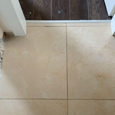 רצפה עם אריחים שבורים ותיקון קיר