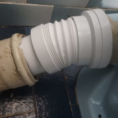 צינור פלסטיק לבן מחובר לצינור חום