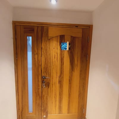 דלת עץ עם חלון קטן וזכוכית צרה