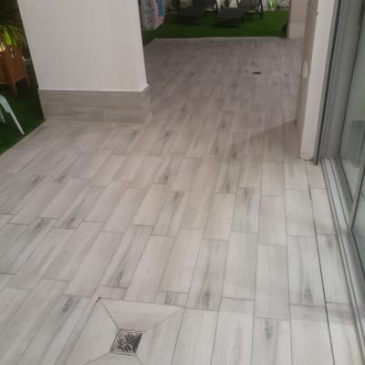 רצפה נקייה עם ניקוז במרכז