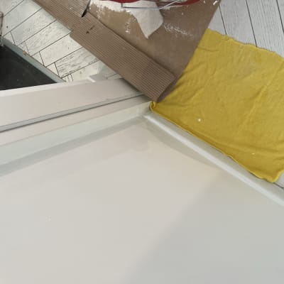 קרטון עם צבע, מטלית צהובה על הרצפה