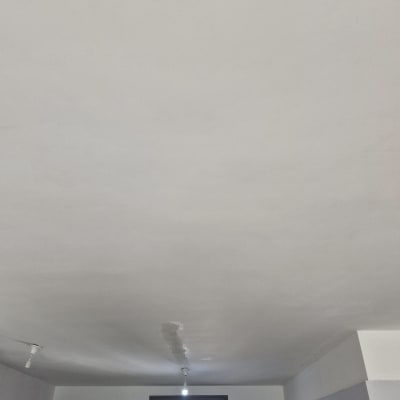 קיר מוחלק בשפכטל אמריקאי בחדר ריק בתהליך שיפוץ