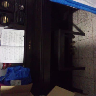 פסנתר עם תווים, קופסאות קרטון, עגלת תינוק