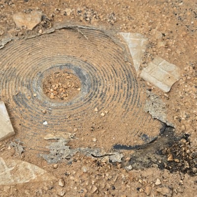 חשיפת אלמנט ניקוז ואיטום מתחת לשכבת חול ושברי אריחים