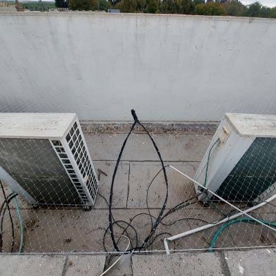 רשת הגנה על גג עם מזגנים וצינורות