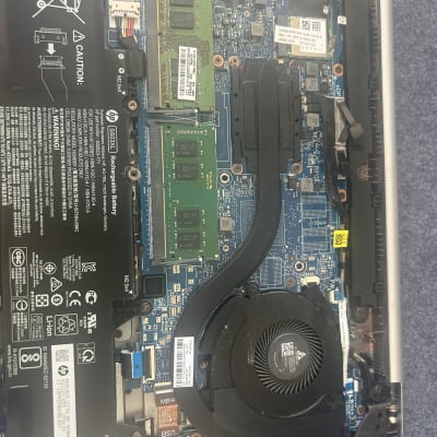 חלקים פנימיים של מחשב נייד עם לוח אם וזיכרון RAM