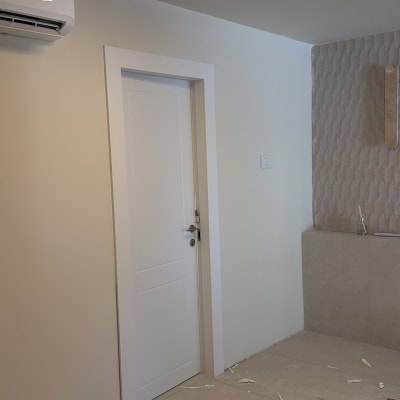 התקנת דלת פנים לבנה מעוצבת עם שאריות קצף פוליאוריטן מההתקנה