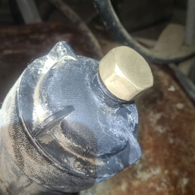 חלק עליון של דוד שמש עם מכסה מתכת