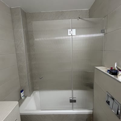 מקלחת עם דלת זכוכית ותא אמבטיה