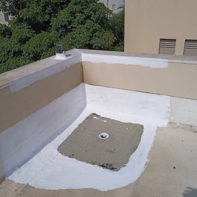 איטום גג עם חומר לבן סביב ניקוז