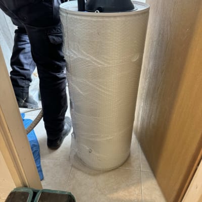 דוד שמש עטוף בניילון עם חלקים חשופים