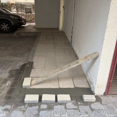 ריצוף חדש עם בלוקים ותמיכה בעץ