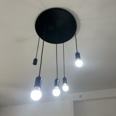 חמישה נורות תלויות מהתקרה עם בסיס שחור