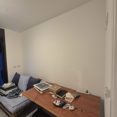 חדר עם שולחן, ספה, וציוד משרדי על השולחן