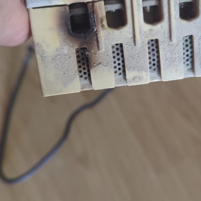 חלק חשמלי עם סימני שריפה וחוטים