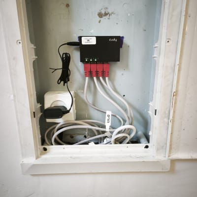 ארון תקשורת עם נתב וחיבורים