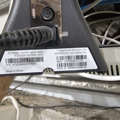 תווית על מכשיר עם כפתור הפעלה וכבלים מחוברים