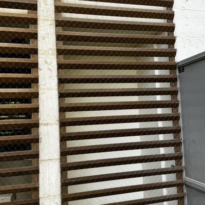 רשת מתוחה על גדר עץ למניעת כניסת יונים