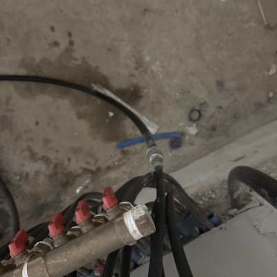 צינורות ומחברים במערכת חימום או שמש