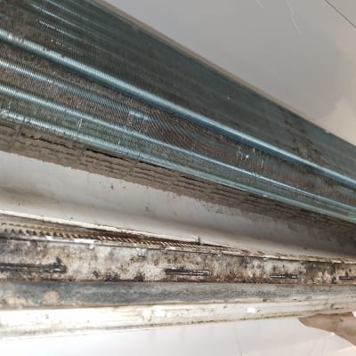 יחידת מיזוג אוויר עם לכלוך ואבק על הסלילים