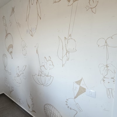 קיר עם טפט איורים של חיות ועפיפונים