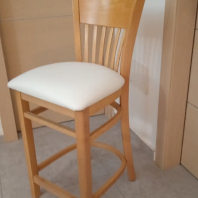 כיסא עץ עם ריפוד לבן על מושב