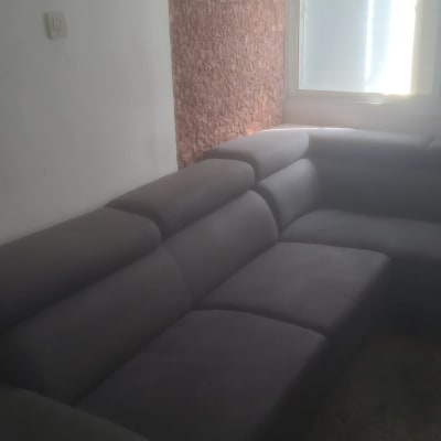 ספה אפורה ליד קיר עם חלון