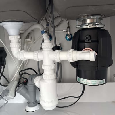 מערכת צנרת מתחת לכיור עם מחבר ומסנן