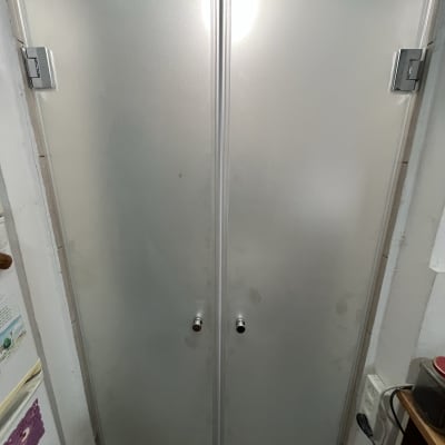 דלת זכוכית חלבית עם ידיות מתכת