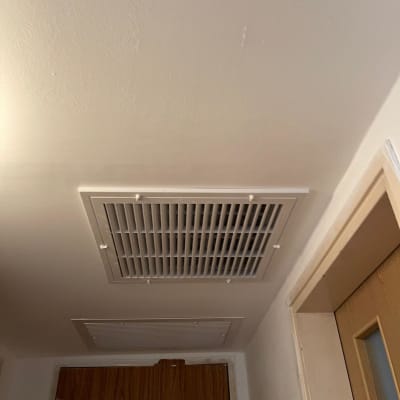 תקרת גבס עם פתחי אוורור מרובעים