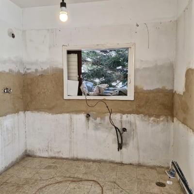 חדר ריק עם קירות חשופים וחלון פתוח