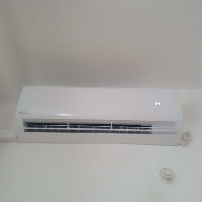 יחידת מיזוג אוויר מותקנת על קיר עם תצוגת טמפרטורה