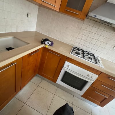 משטח מטבח עם כיור, קולט אדים וחידוש איטום סיליקון