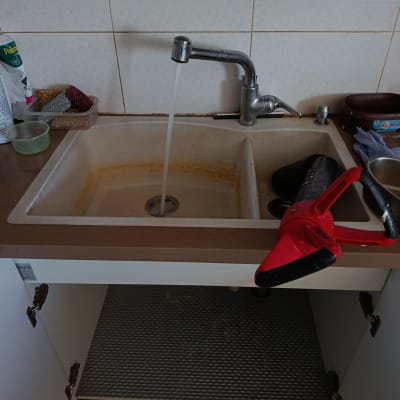 פתיחת סתימה בכיור מטבח באמצעות משאבת לחץ ידנית