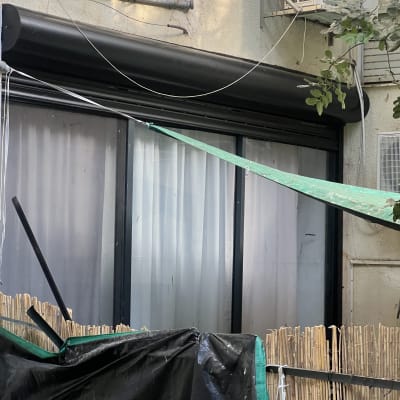 תריס אלומיניום מותקן על חלון חיצוני