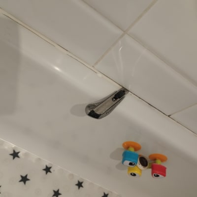 סכין יפנית על שפת אמבטיה עם אריחים