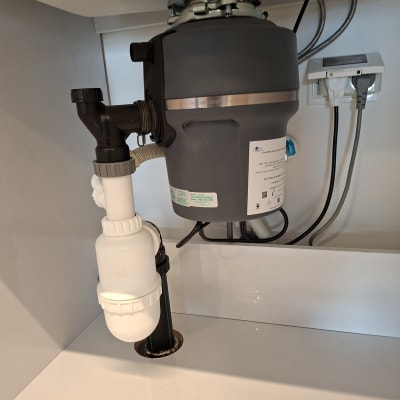 מתקן טוחן אשפה מתחת לכיור במטבח