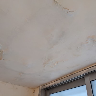 תקרה עם סדקים ונזקי רטיבות