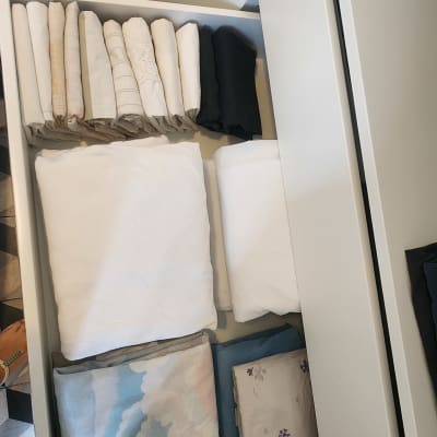 מגירות מסודרות עם מצעים מקופלים בצורה מסודרת