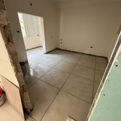 חדר עם רצפה מרוצפת בתהליך שיפוץ