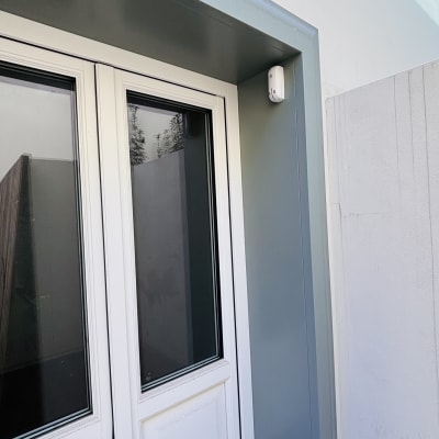 מצלמת אבטחה מותקנת ליד דלת כניסה