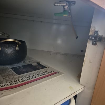 ברז גז מתכת עם ידית ירוקה בארון מטבח