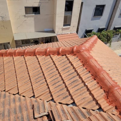 גג רעפים חום עם חיבורי מלט אדום